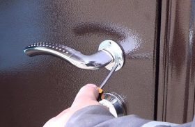 Замена дверной ручки металлической двери в Электростали